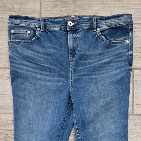 NWT Torrid Crop Midfit Super Skinny Jeans Women's Medium Wash Everyday 18 - Picture 3 of 10